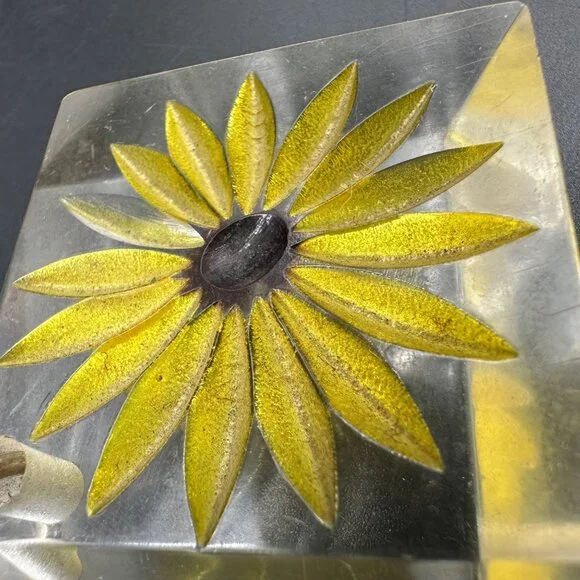 Vintage Carved Lucite Pendant Key Ring Yellow Daisy Flower Power 1970s Retro - Picture 5 of 11